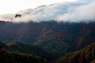 Puigsacalm tepesinde sonbahar gündoğumu, La Garrotxa, Kuzey İspanya.