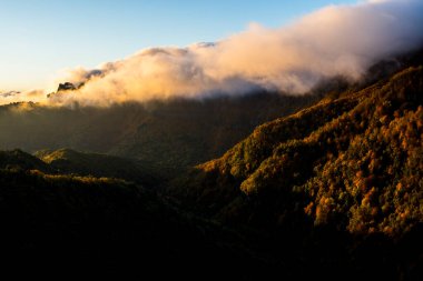 Puigsacalm tepesinde sonbahar gündoğumu, La Garrotxa, Kuzey İspanya.