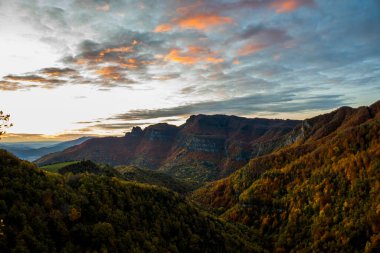 Puigsacalm tepesinde sonbahar gündoğumu, La Garrotxa, Kuzey İspanya.