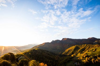 Puigsacalm tepesinde sonbahar gündoğumu, La Garrotxa, Kuzey İspanya.