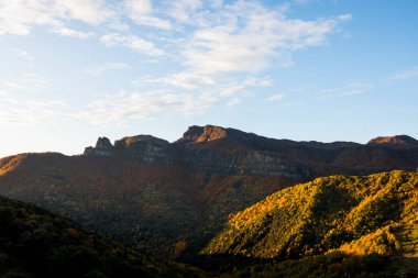 Puigsacalm tepesinde sonbahar gündoğumu, La Garrotxa, Kuzey İspanya.
