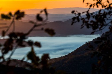 Puigsacalm tepesinde sonbahar gündoğumu, La Garrotxa, Kuzey İspanya.