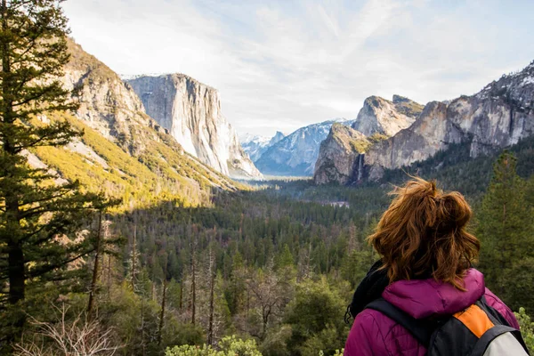 Yosemite Ulusal Parkı 'nda kışın geçirilen kız, Amerika Birleşik Devletleri