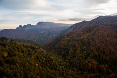 Puigsacalm tepesinde sonbahar günbatımı, La Garrotxa, Kuzey İspanya.