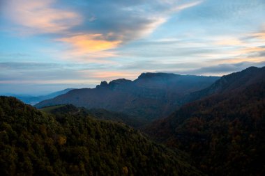Puigsacalm tepesinde sonbahar günbatımı, La Garrotxa, Kuzey İspanya.