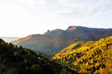 Puigsacalm tepesinde sonbahar gündoğumu, La Garrotxa, Kuzey İspanya.