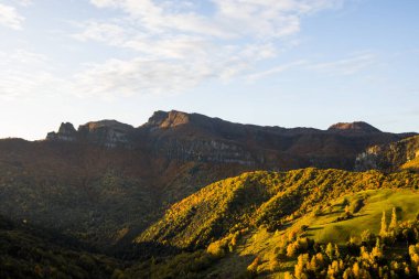 Puigsacalm tepesinde sonbahar gündoğumu, La Garrotxa, Kuzey İspanya.