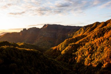 Puigsacalm tepesinde sonbahar gündoğumu, La Garrotxa, Kuzey İspanya.