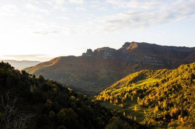Puigsacalm tepesinde sonbahar gündoğumu, La Garrotxa, Kuzey İspanya.