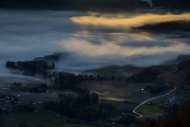 Puigsacalm tepesinde sonbahar gündoğumu, La Garrotxa, Kuzey İspanya.