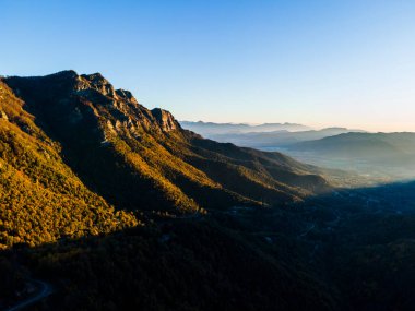 Puigsacalm Tepesi 'nde sonbahar manzarası, La Garrotxa, İspanya.