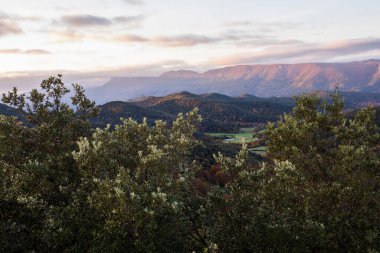 İspanya, La Garrotxa 'da dağın tepesinde sonbahar gündoğumu.