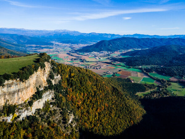 Осенний пейзаж в La Vall D En Bas, La Garrotxa, Spain.