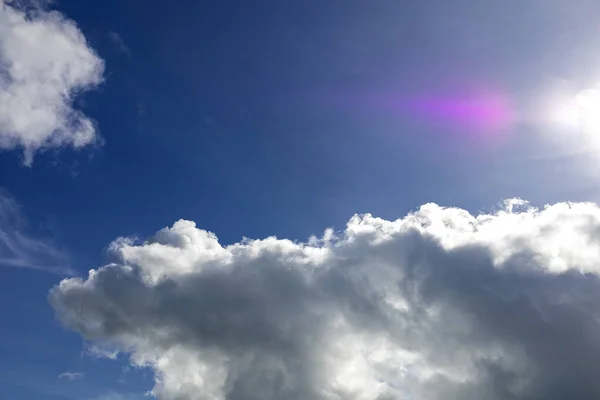 Természetes Napfény Kék Égen Lebegő Felhők — Stock Fotó
