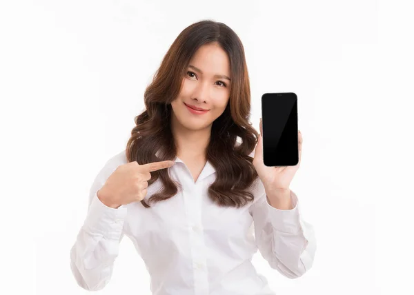 Asian Woman Showing Presenting Smartphone Application Pointing Her Finger Smartphone — ストック写真