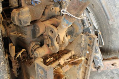 Traktörün Cardan eklemleri yakından görülüyor. Bu, uzantıları bir noktada kaza olan ve bu nedenle bir iletim kuruluşu olarak sınıflandırılabilen iki eksen arasındaki hareketi iletebilmemize olanak sağlıyor.