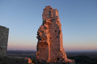 Rocca San Silvestro Campiglia Marittima, Toskana 'daki San Silvestro Arkeolojik Maden Parkı' nın ortaçağ köyünde yer almaktadır. Çocuklu aileler için rehberli tur ve doğa yürüyüşü güzergahı. Mavi gökyüzü arka planı. Toskana 'da tatil.