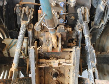 Traktörün Cardan eklemleri yakından görülüyor. Bu, uzantıları bir noktada kaza olan ve bu nedenle bir iletim kuruluşu olarak sınıflandırılabilen iki eksen arasındaki hareketi iletebilmemize olanak sağlıyor.