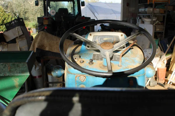 Volant Vieux Tracteur Couleur Bleue Près Avant Nouveau Modèle Cabine — Photo