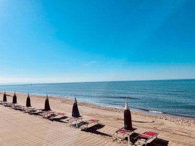 Sabahleyin ıssız sahilde şemsiyeler. Yüksek kalite fotoğraf