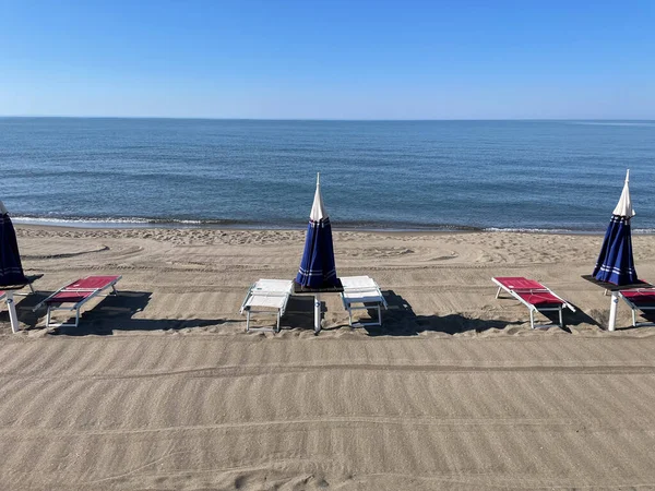 Sabahleyin ıssız sahilde şemsiyeler. Yüksek kalite fotoğraf