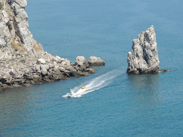 Sail rock in the Black sea in Crimea. — Stockfoto