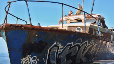 Yalta Kırım 'daki Karadeniz kıyısındaki eski tekne.