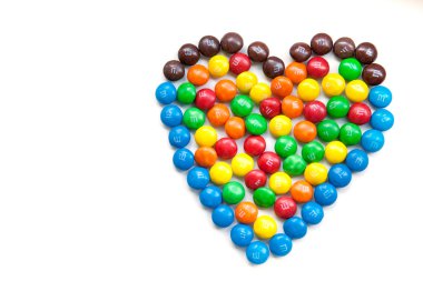 Beyaz arka plan üzerinde renkli çikolata şekerleme