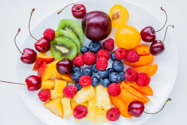 Fruits frais sains dans une assiette — Photo