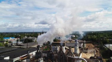 Fabrika borularından kalın beyaz dumanlı sanayi bölgesi dökülüyor. Çevrenin kirliliği: dumanlı bir pipo. Hava görünümü