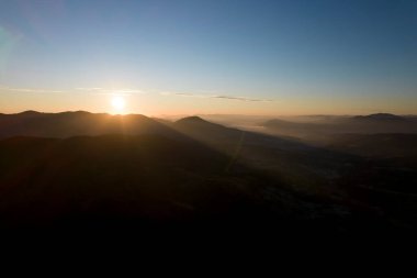 Kozalaklı ormanın renkli sabah siluetleri Dağlarda güzel bir gün doğumu