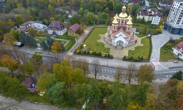 Belle Vue Drone Église Dans Petite Ville Yaremche Ukrainepaysage Photo — Photo