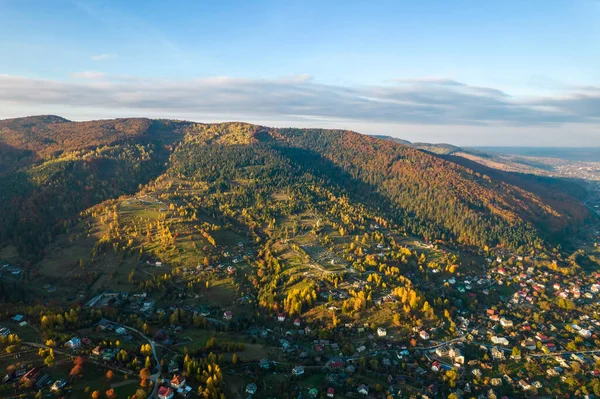 Sonbaharda Dağlar Arasındaki Küçük Köyün Havadan Aşağı Manzarası Sonbahar Renklerine — Stok fotoğraf