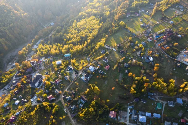 Widok Góry Małą Wioskę Między Górami Jesienią Krajobraz Dron Zdjęcie — Zdjęcie stockowe