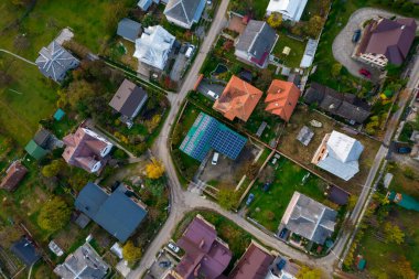 Modern bir evin çatısındaki güneş panelleri. Yeşil çatıdaki güneş panelleri. Elektrik tasarrufu kavramı. Yenilenebilir enerji kaynakları.