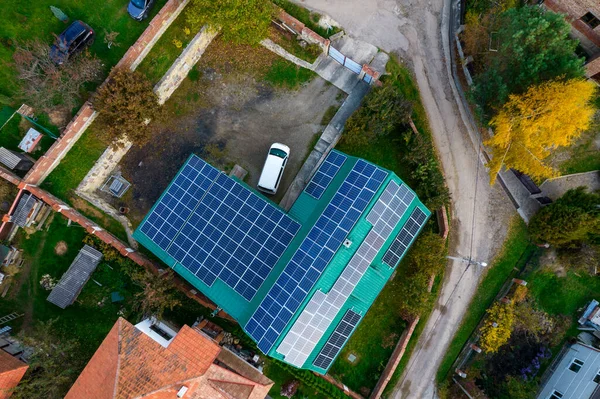 Modern bir evin çatısındaki güneş panelleri. Yeşil çatıdaki güneş panelleri. Elektrik tasarrufu kavramı. Yenilenebilir enerji kaynakları.