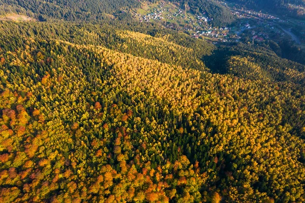 Widok Góry Małą Wioskę Między Górami Jesienią Krajobraz Dron Zdjęcie — Zdjęcie stockowe