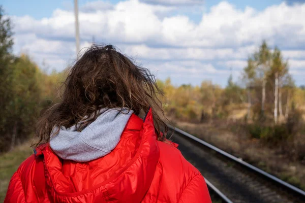 Mujer Joven Caucásica Con Pelo Ondulado Chaqueta Roja Caminando Ferrocarril — Foto de Stock