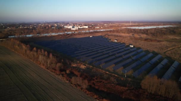 Luftaufnahme Von Sonnenkollektoren Abend Bunter Sonnenuntergang Mit Solarzellen Weltökologiekonzept Grüne — Stockvideo