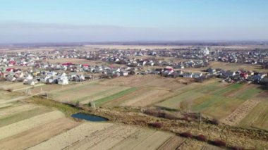 Ukrayna 'da küçük bir köyün havadan görünüşü. Sonbaharda sürülen büyük tarlalar.