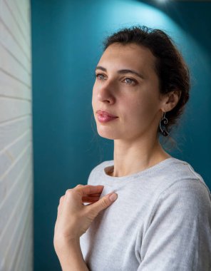 Genç bir kadın kineziyoloji tekniğini uyguluyor. Kayropraktik tedavi, sırt ağrısı giderici. Kadın hasta için fizyoterapi, Kinesioloji. Gülümseyen kadın yüzü.