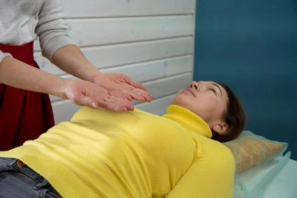 Μια Νεαρή Γυναίκα Ασκεί Την Τεχνική Της Κινησιολογίας Χειροπρακτική Θεραπεία — Φωτογραφία Αρχείου