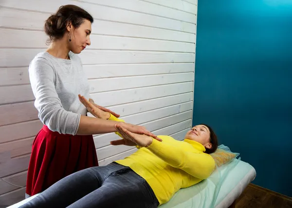 Een Jonge Vrouw Beoefent Techniek Van Kinesiologie Chiropractie Behandeling Rugpijn — Stockfoto