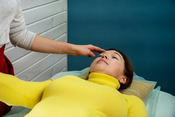 Een Jonge Vrouw Beoefent Techniek Van Kinesiologie Chiropractie Behandeling Rugpijn — Stockfoto