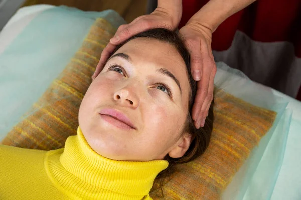 Een Jonge Vrouw Beoefent Techniek Van Kinesiologie Chiropractie Behandeling Rugpijn — Stockfoto