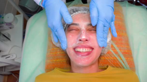 Schönheitsklinik Konzept Junge Frau Bekommt Professionelle Gesichtsbehandlung Kosmetikerin Verteilt Maske — Stockvideo