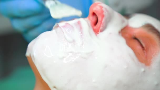 Schönheitsklinik Konzept Junge Frau Bekommt Professionelle Gesichtsbehandlung Kosmetikerin Verteilt Maske — Stockvideo
