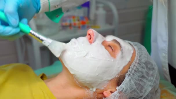 Conceito Clínica Beleza Mulher Jovem Recebendo Procedimento Facial Profissional Esteticista — Vídeo de Stock