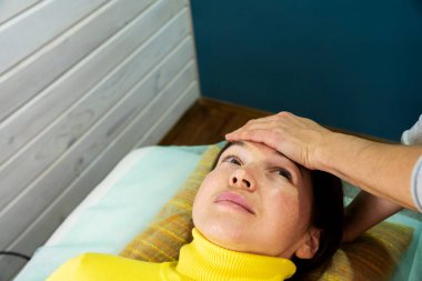 Kineziyoloji terapistinin genç bir kadını tedavi ederken yakın plan fotoğrafı.