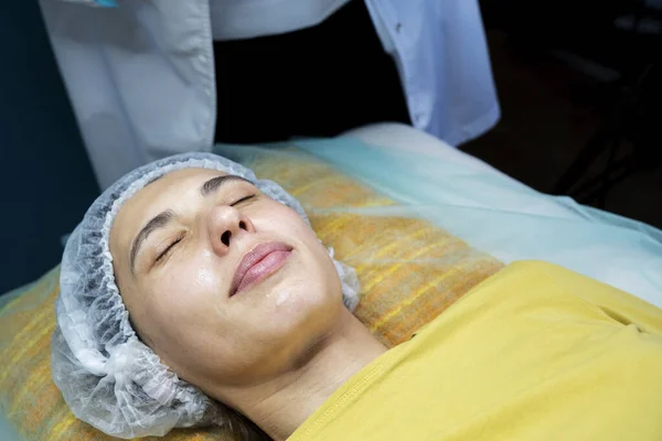 Nahaufnahme Des Gesichts Einer Frau Bei Kosmetischer Behandlung — Stockfoto
